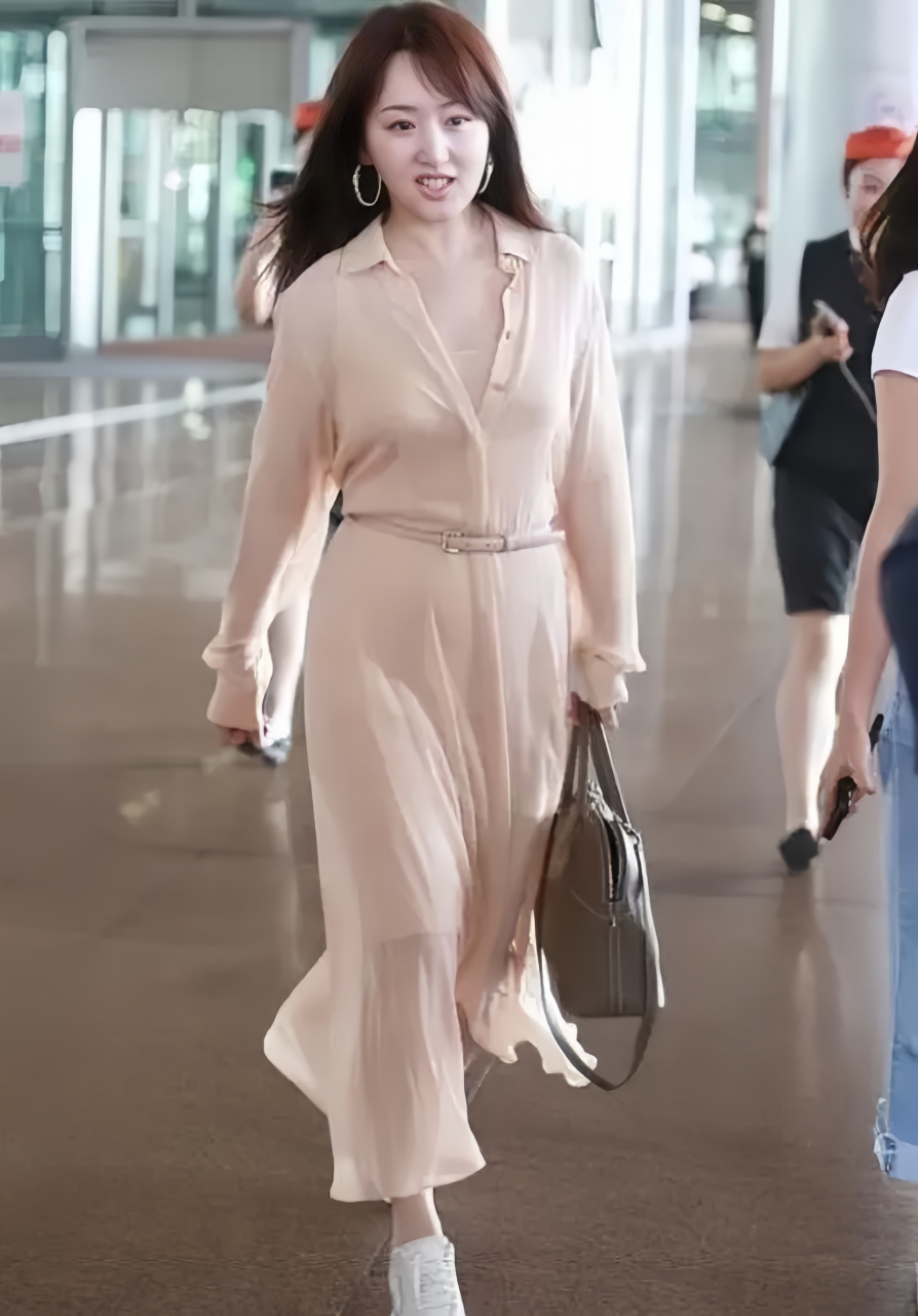 杨钰莹的气质依旧出色,尽管身材稍微丰满了一些,但却散发着非常迷人的