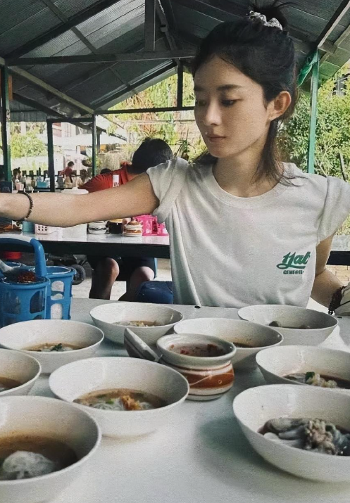赵丽颖的最新行程公布,笑容很甜美,与冯绍峰的感情问题引发猜测