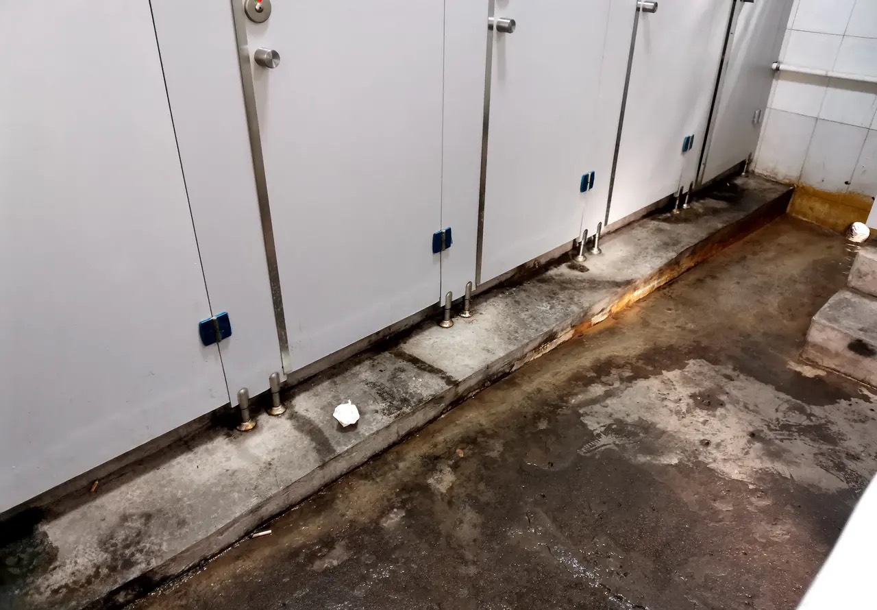 这是大名汽车站的卫生间,脏得一塌糊涂!