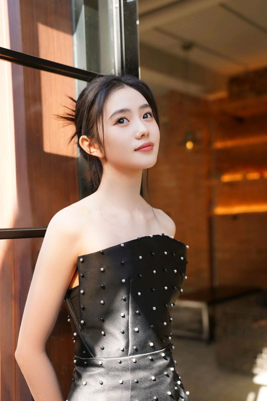 刘浩存黑色抹胸裙,清新灵动.#明星生图大赏