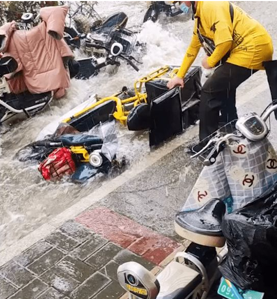 东莞暴雨 外卖小哥摔倒人车被水冲走:周边市民忙救助