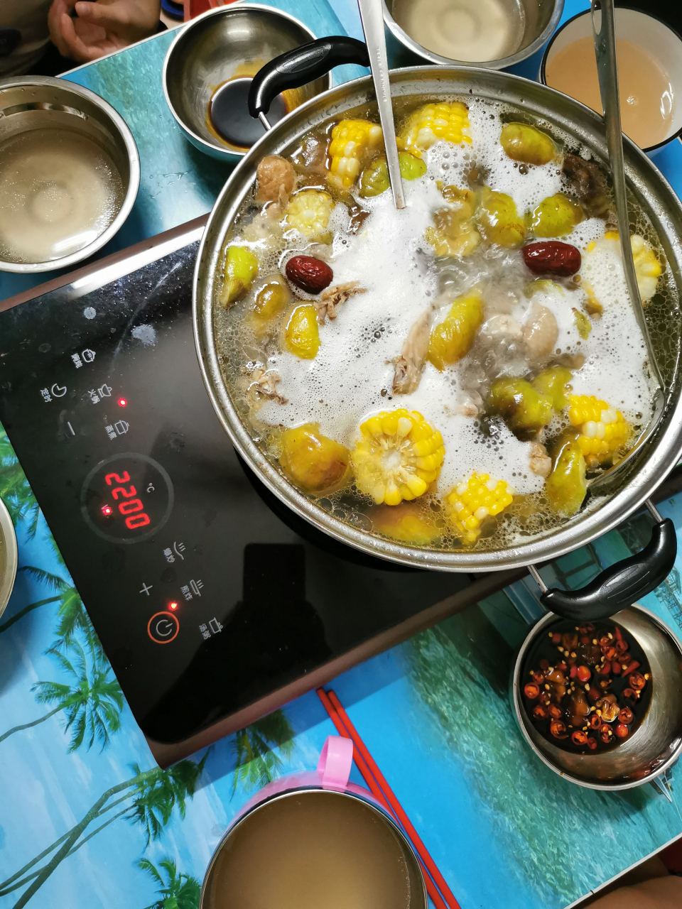 无花果鸡肉火锅营养丰富又好吃,汤鲜味美好喝又暖身.