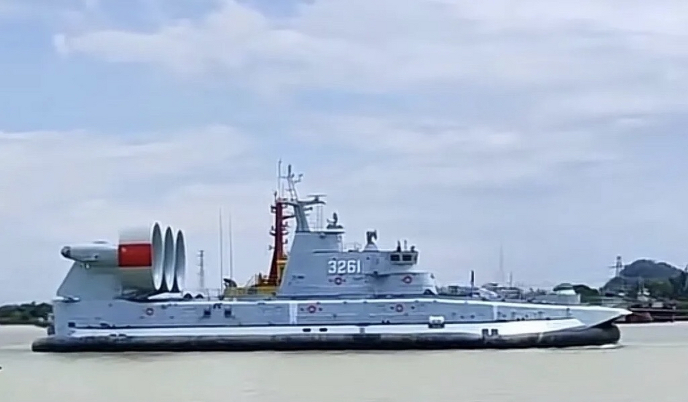 该艇的出现意味着我国已经彻底掌握了野牛气垫登陆艇的生产技术.