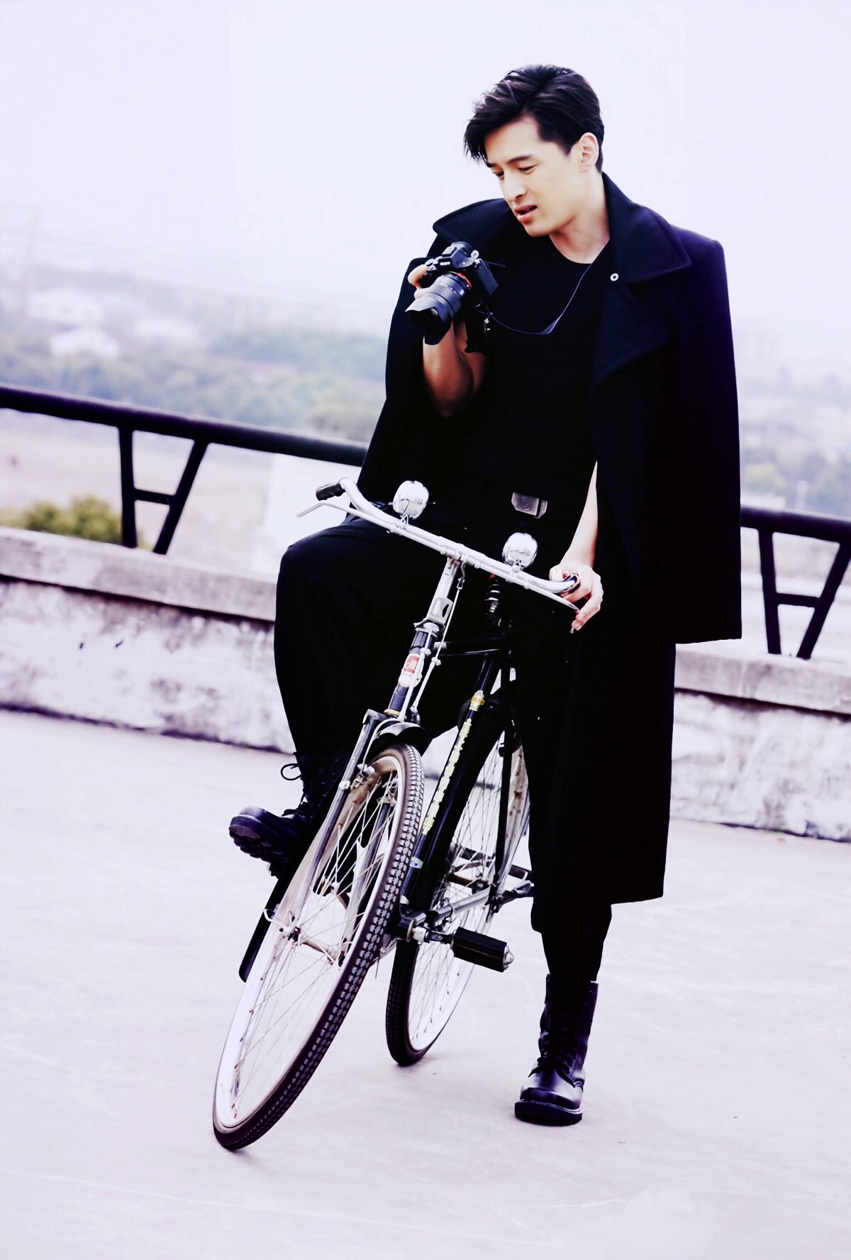 胡歌休闲生活照,男人味十足,现在依然单身,你愿意嫁给他吗?