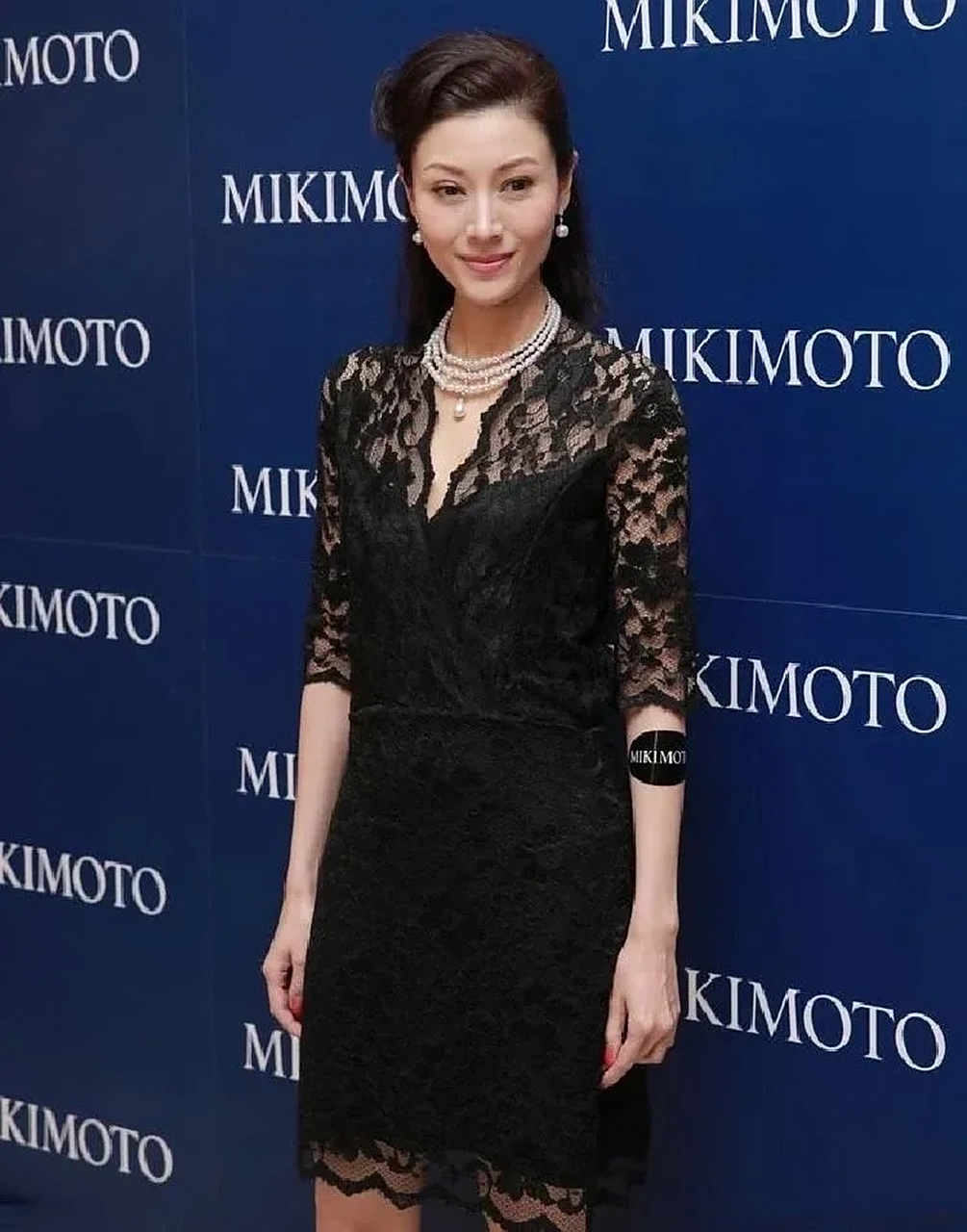 52岁李嘉欣穿黑蕾丝裙!这是叫珠光寶氣吗?