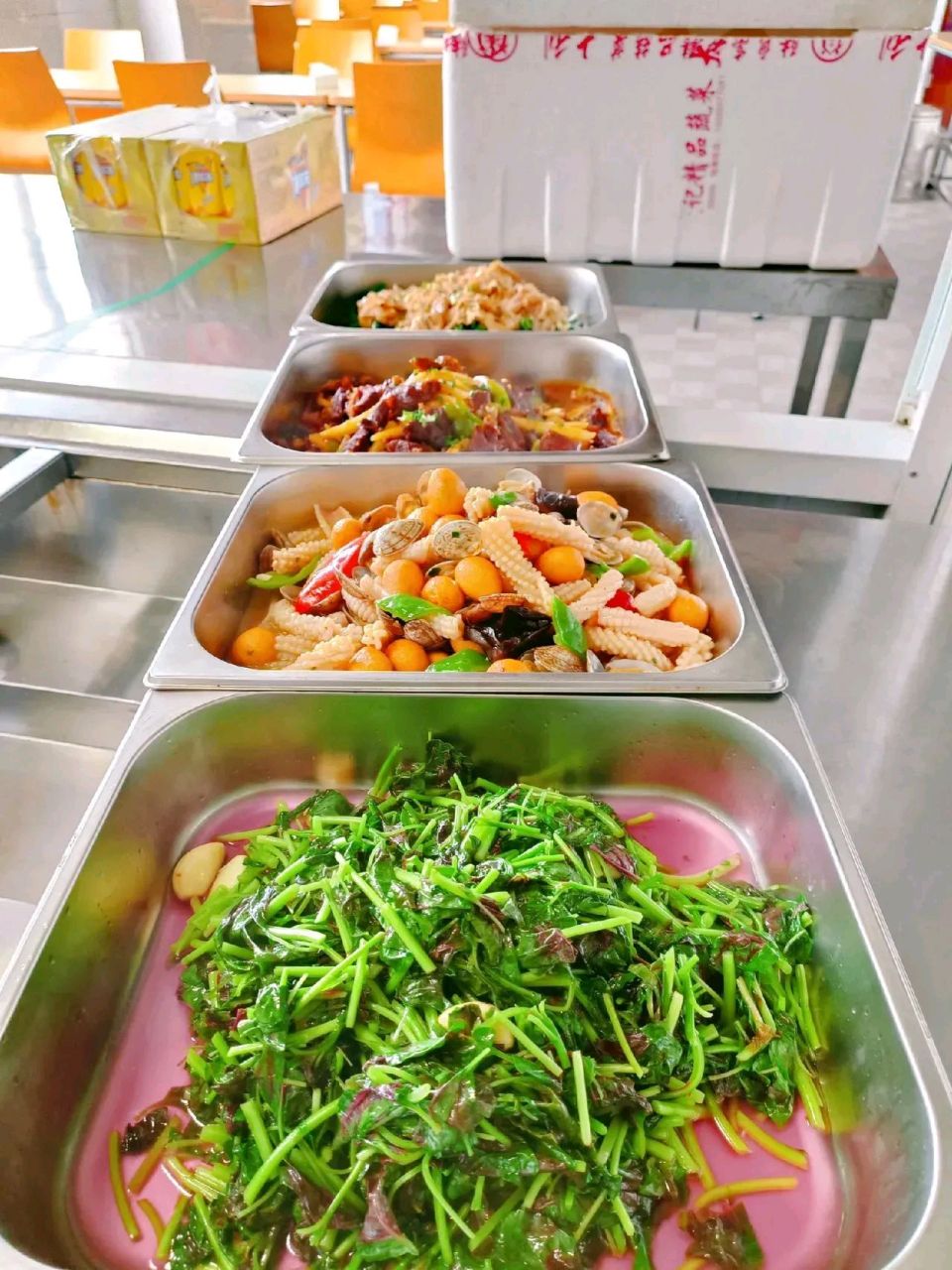 这就是我们厂里的员工餐,每顿才4个菜,伙食费每天要员工出10块钱,我