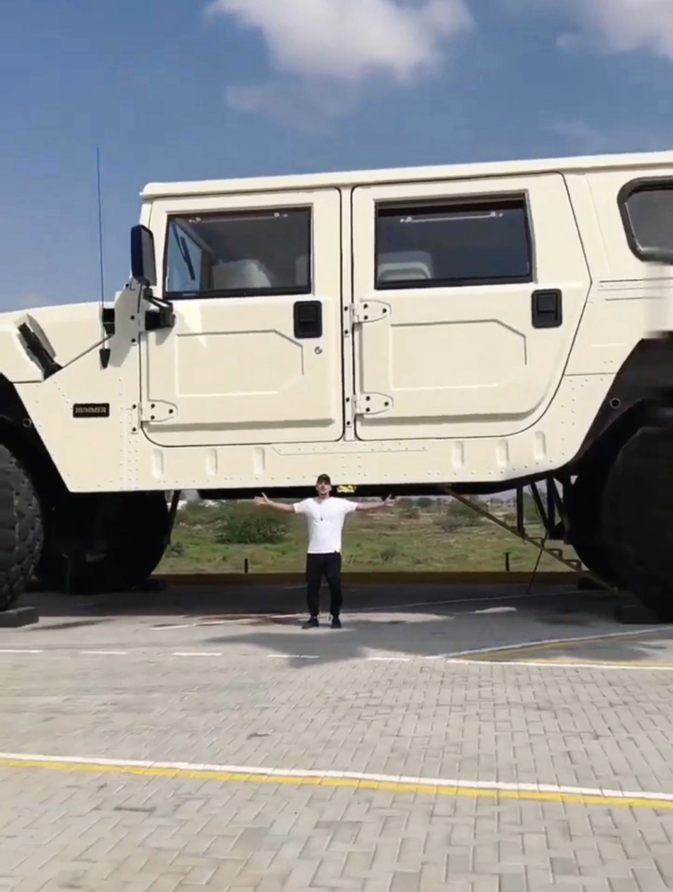 这车是专为姚明设计的吧!普通人,估计想上去都难.  #趣图搞笑