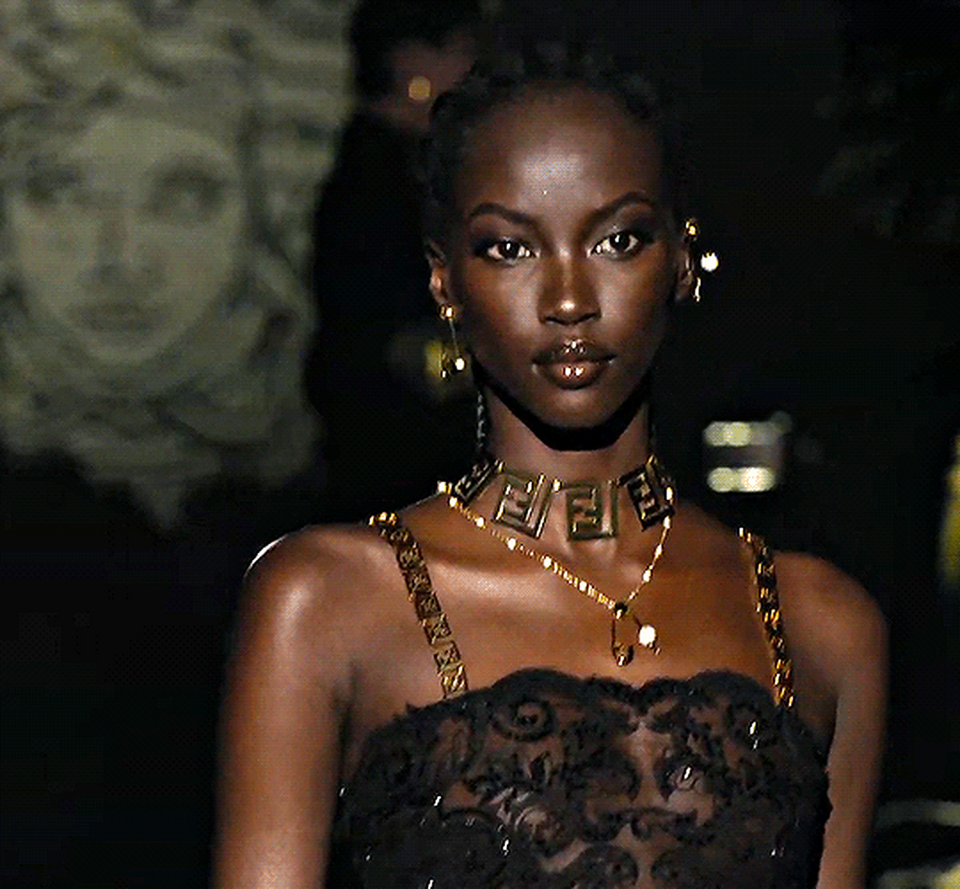 新生代黑人超模anok yai:真正的"腕线过裆",腰线高,腿又长.