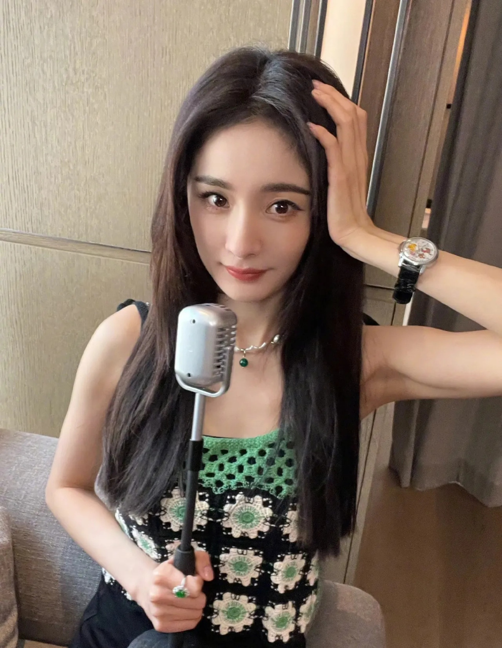 杨幂微博晒近照, 其实脸和身材都保持的很好, 但是说不清楚哪里给人