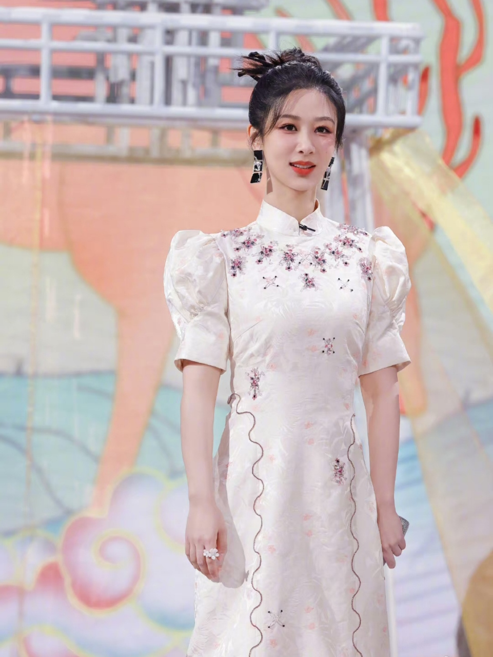 杨紫综艺现场照来了,新中式扮相温婉端庄,盘发特别利落,夸张的耳坠