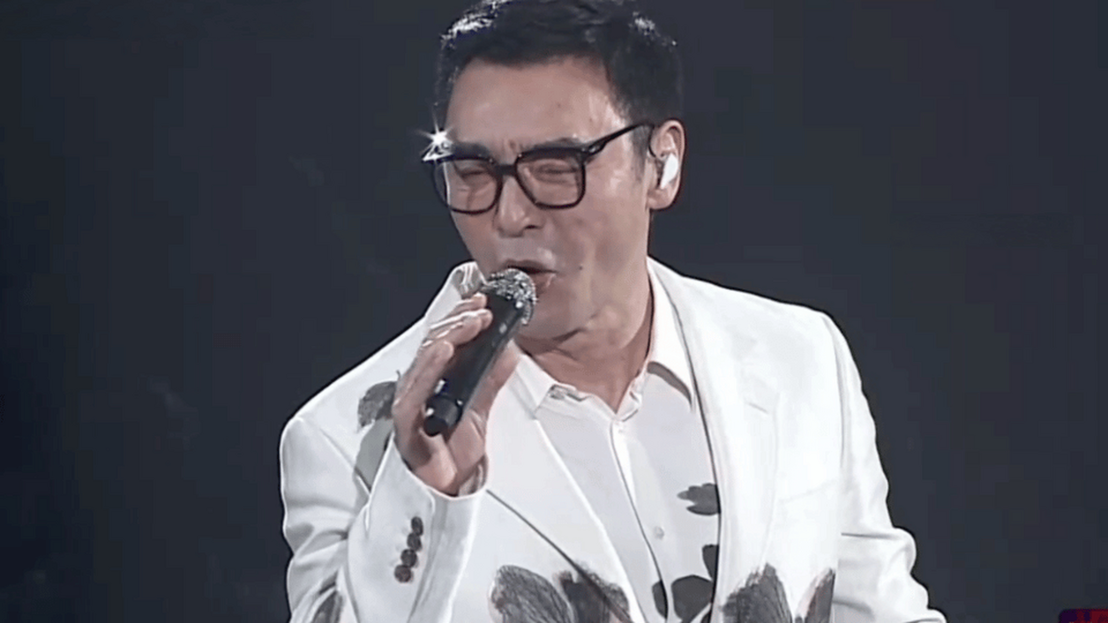 钟镇涛因章小蕙陷入困境后,张国荣和梁朝伟都给予了他关心与帮助.