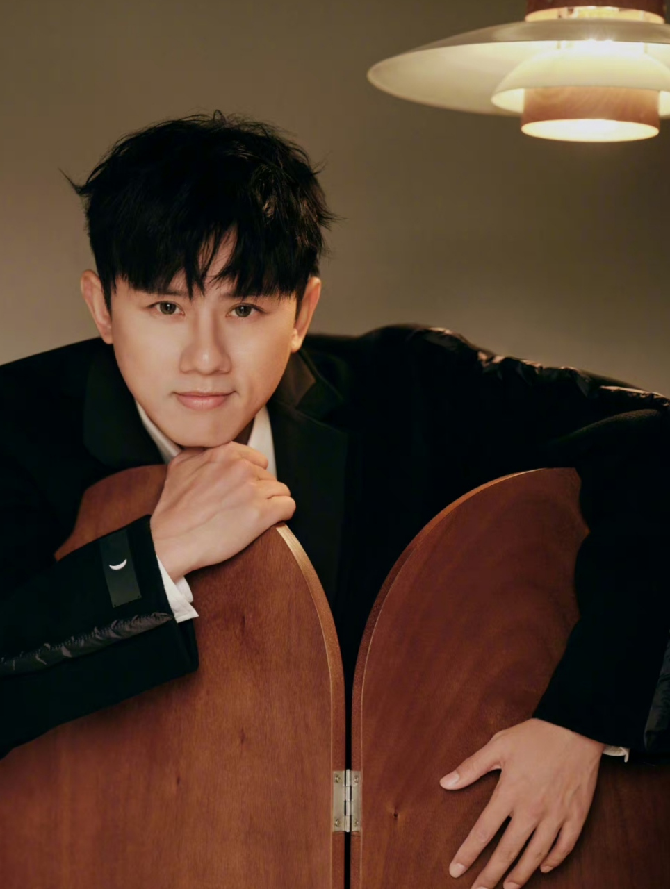 张杰不受助理打手机影响,登上杂志封面时尚感十足,西装加短发中规中矩