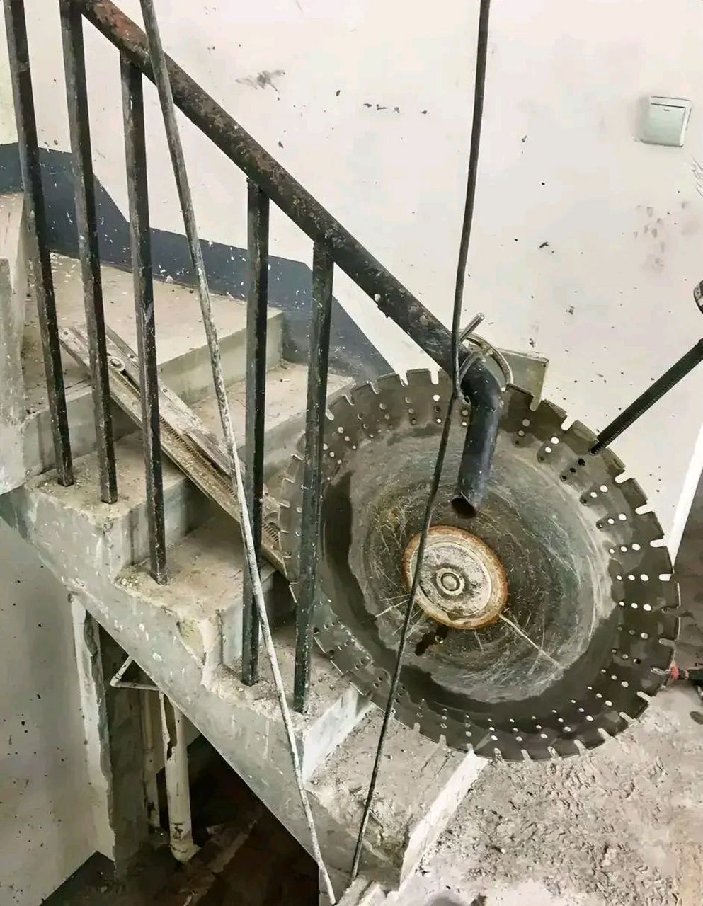 现在干活没法说,口头协议说好的切割楼梯每米350元,今天一大早拉着