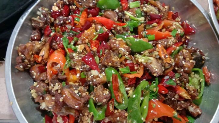 正宗川菜辣子鸡怎么做?骚哥买50块钱鸡肉做一大盘麻辣香脆辣子鸡