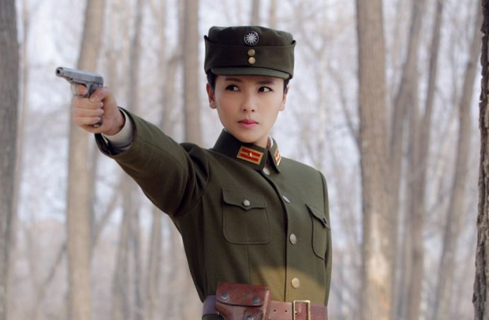 当女明星穿上军装,杨幂最美,刘涛穿军装好尴尬