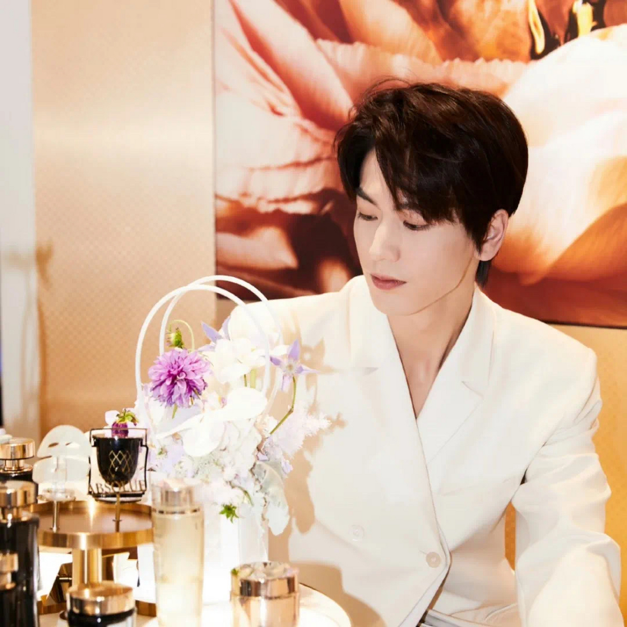 图片 张凌赫现在面临的压力的确不小,先不说资本和公司对他抱有着多大