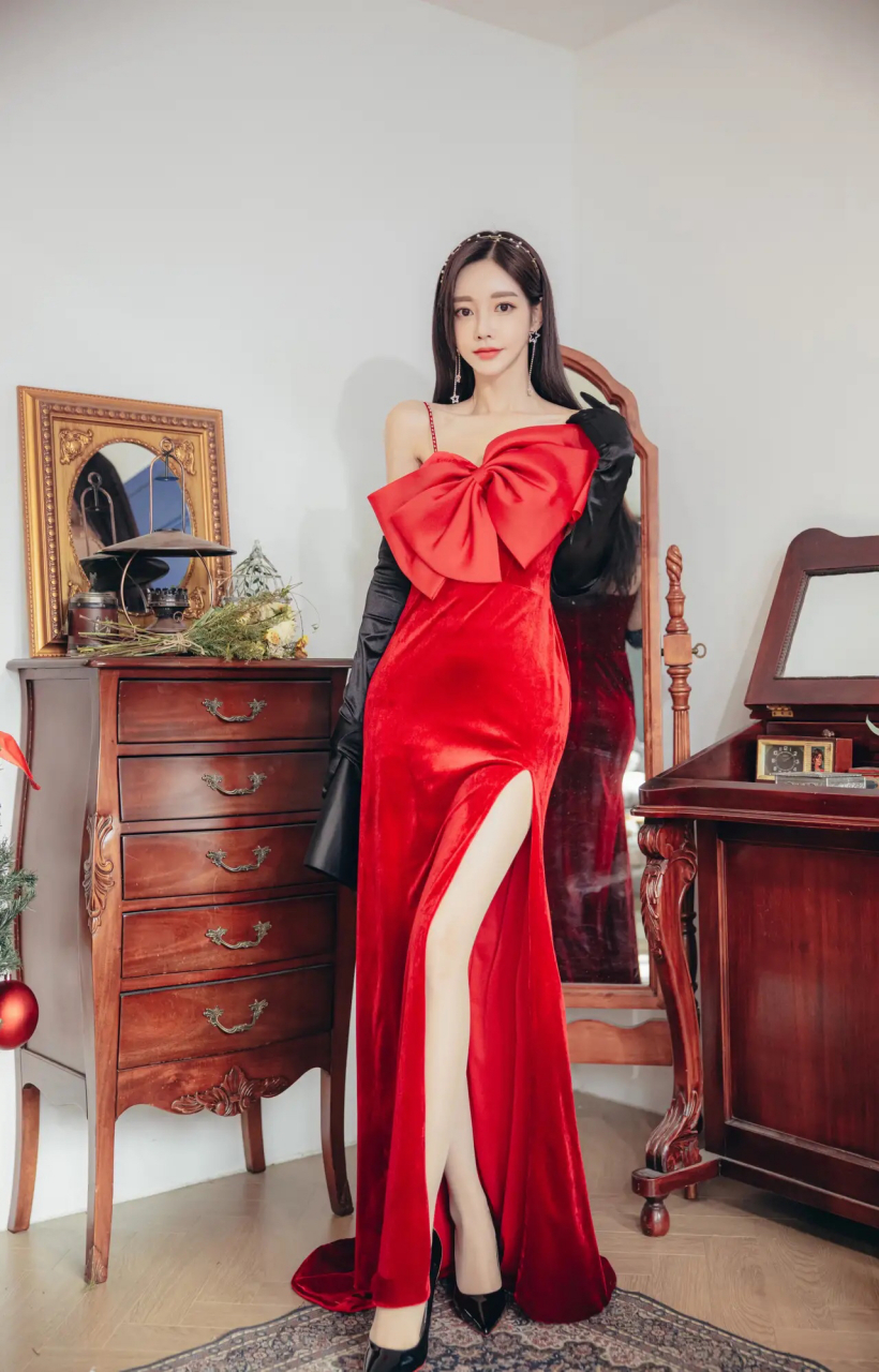 助我上热门# 孙允珠红色吊带长裙展现完美比例身材!