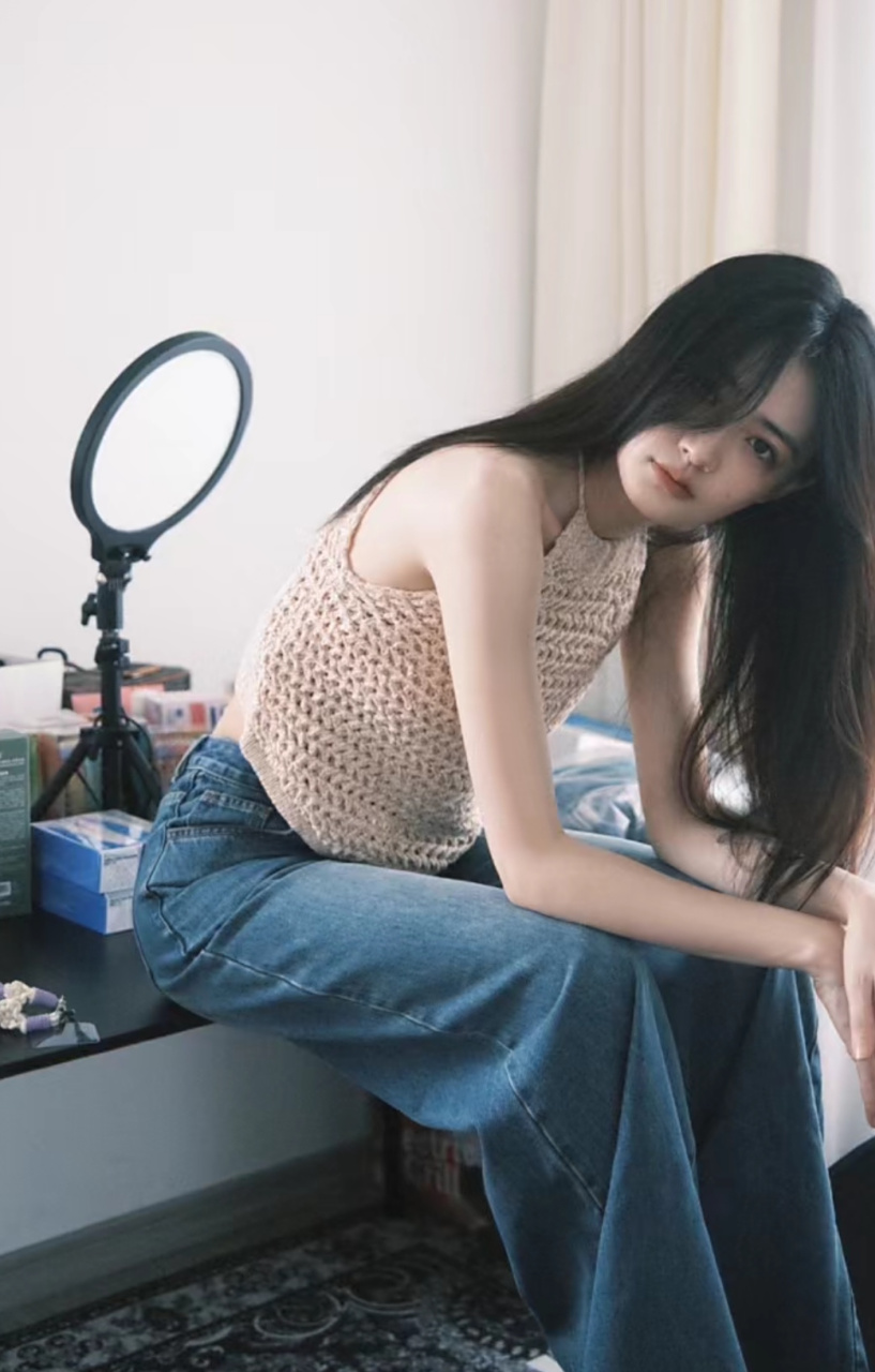 徐璐晒生活照气质忧郁,用头发遮着脸看起来没精神,她近期露面次数比较