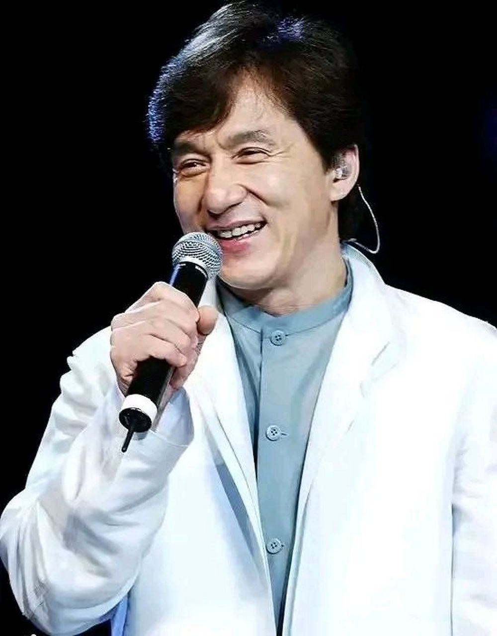 董明珠成为格力电器董事长后,第一件事就是换掉格力代言人成龙,记者问