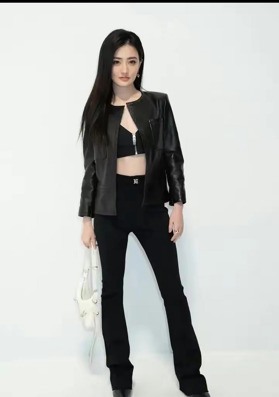 徐璐穿露脐内衣秀细腰长腿,28岁的高级脸真耐看  徐璐,一位年轻且演技