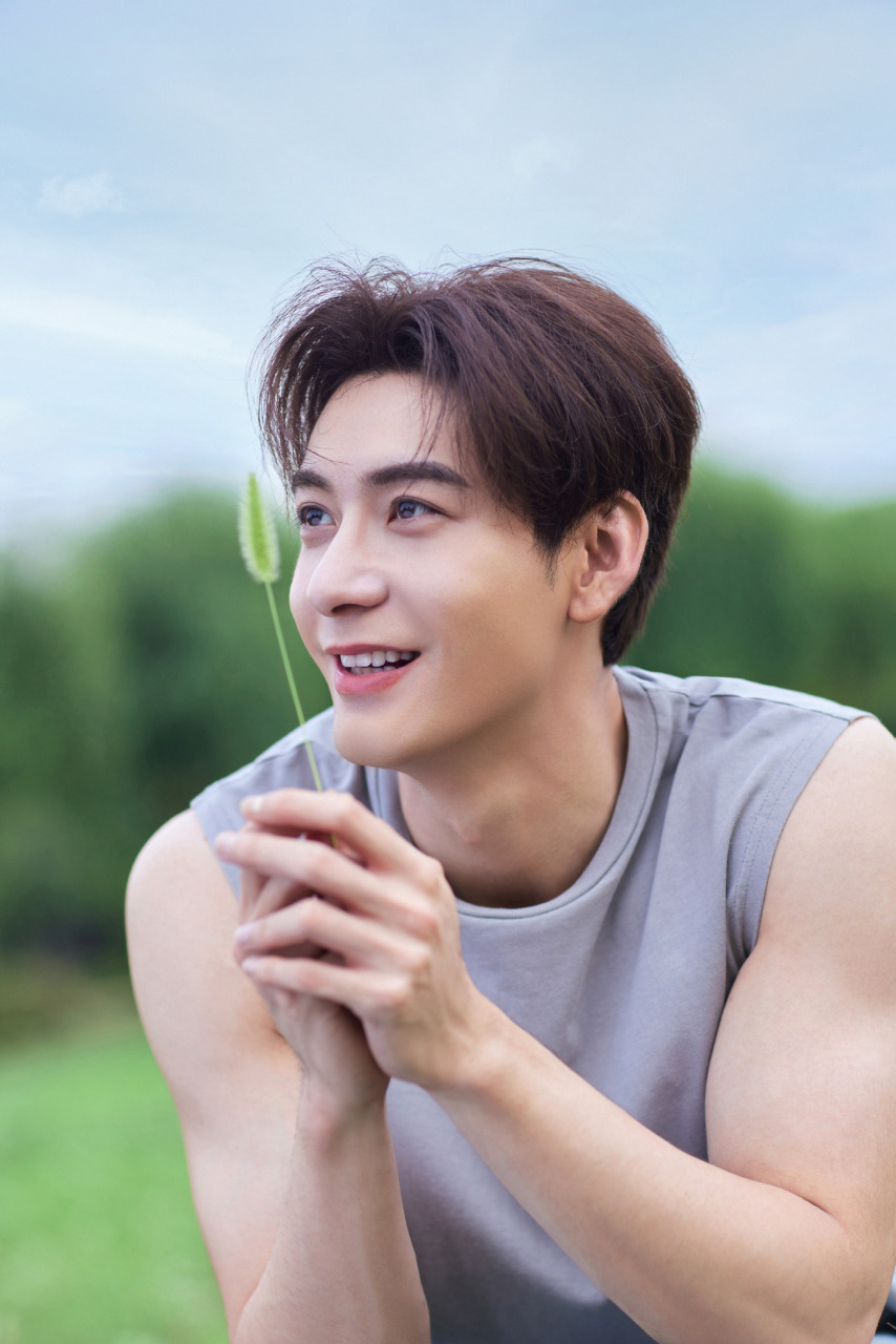 陈星旭清新草地写真