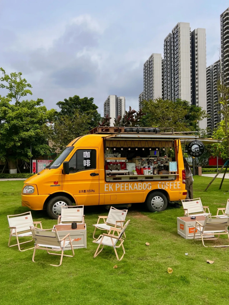 来万科打卡柳州草地咖啡生活节 一边露营一边喝咖啡"真的很惬意～有 
