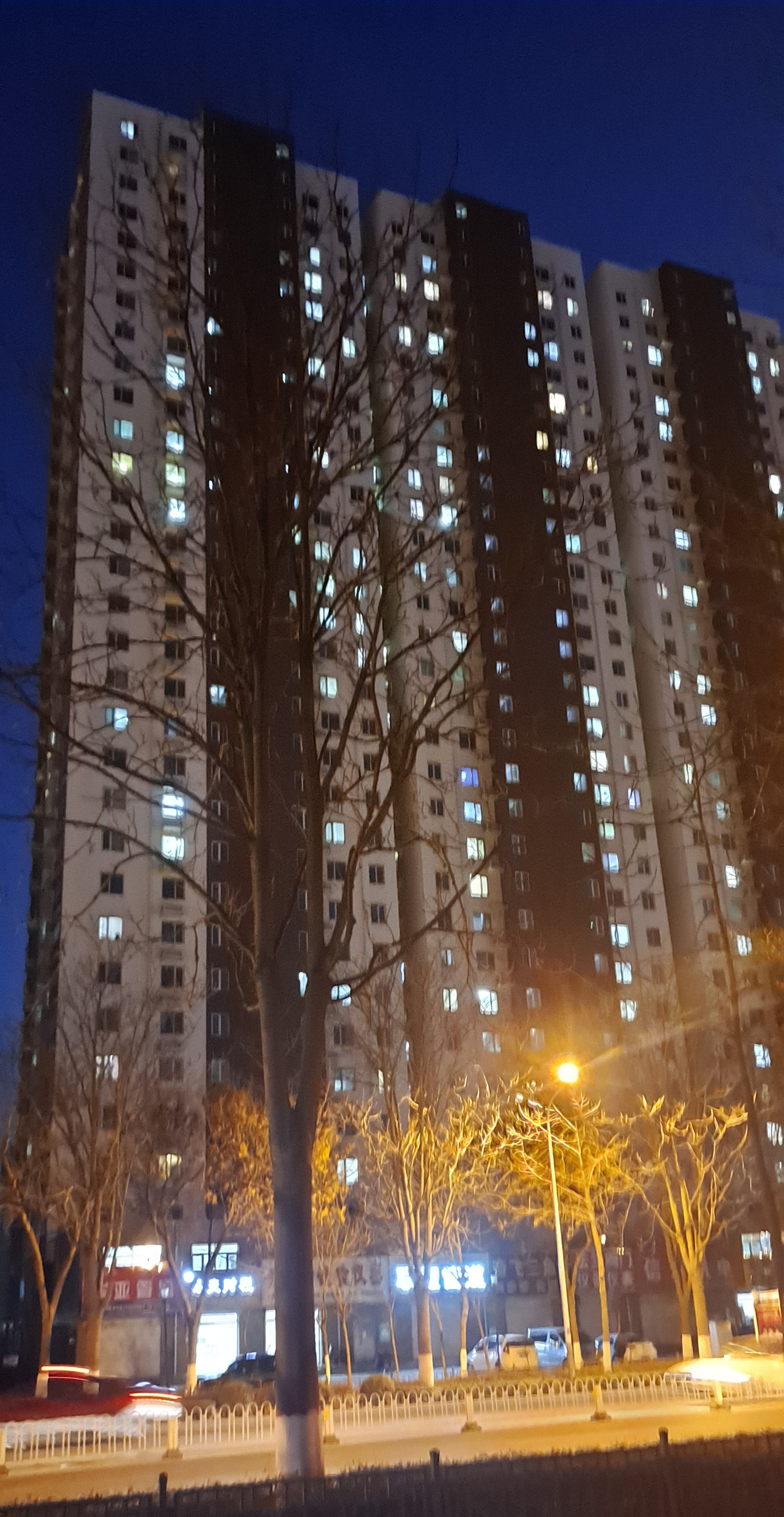 一栋楼房的灯光的折射