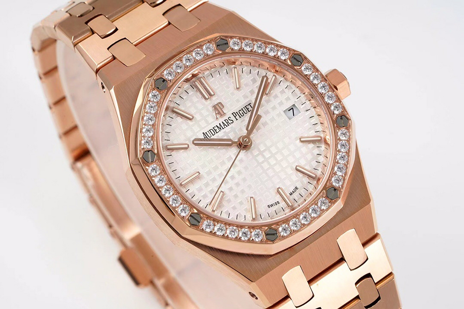 ap爱彼皇家橡树系列77351全自动机械女表  直径34毫米 1:表壳采用精钢