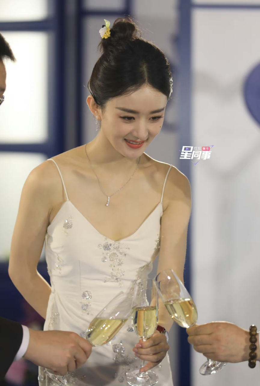 赵丽颖丸子头簪发,赵丽颖今日出席活动现场的生图真的看不出是生过