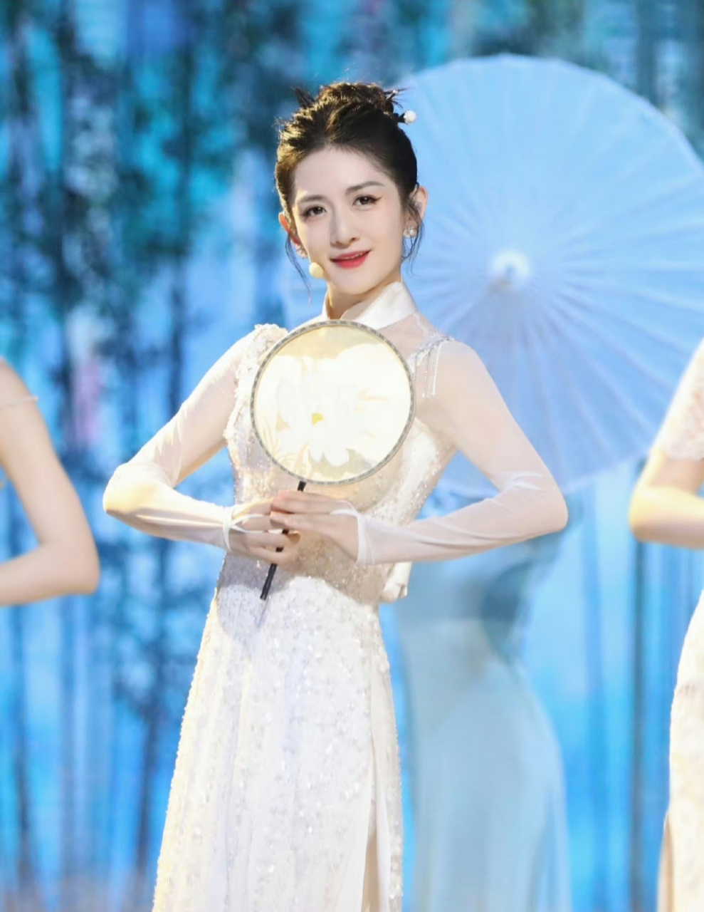 谢娜旗袍劈叉,谢谢娜五公的舞台演唱了《入画江南》,她穿着旗袍,温柔