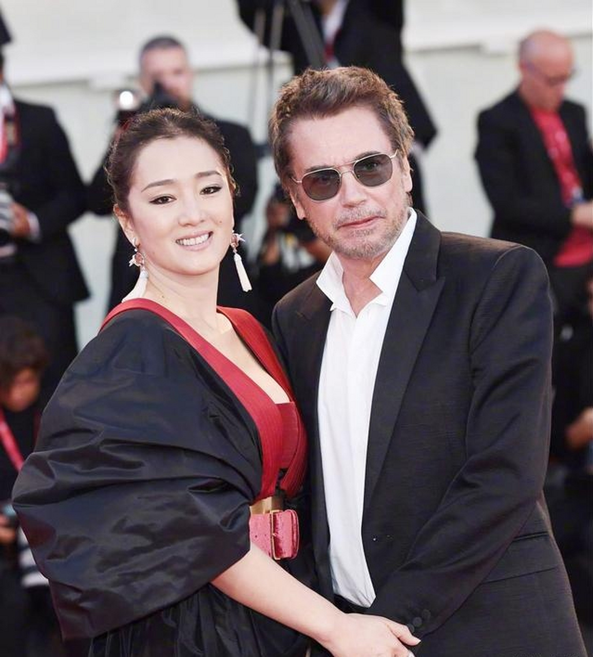 " 米歇尔被巩俐的回答吓了一跳,但他并不打算放弃.