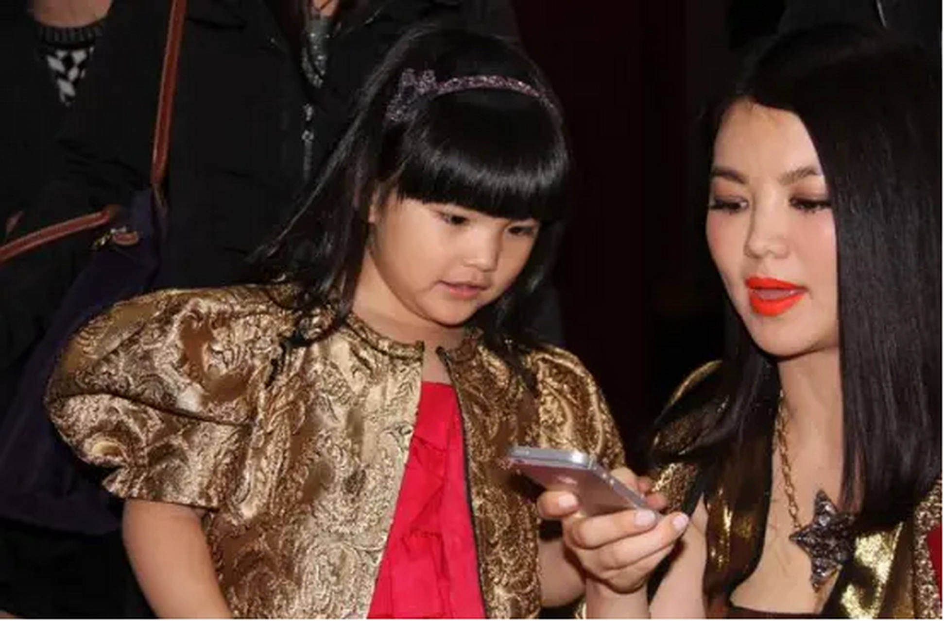 郭晶晶低调的给贫困灾区捐了7000万,让一个月生活费65万的李湘,瞬间