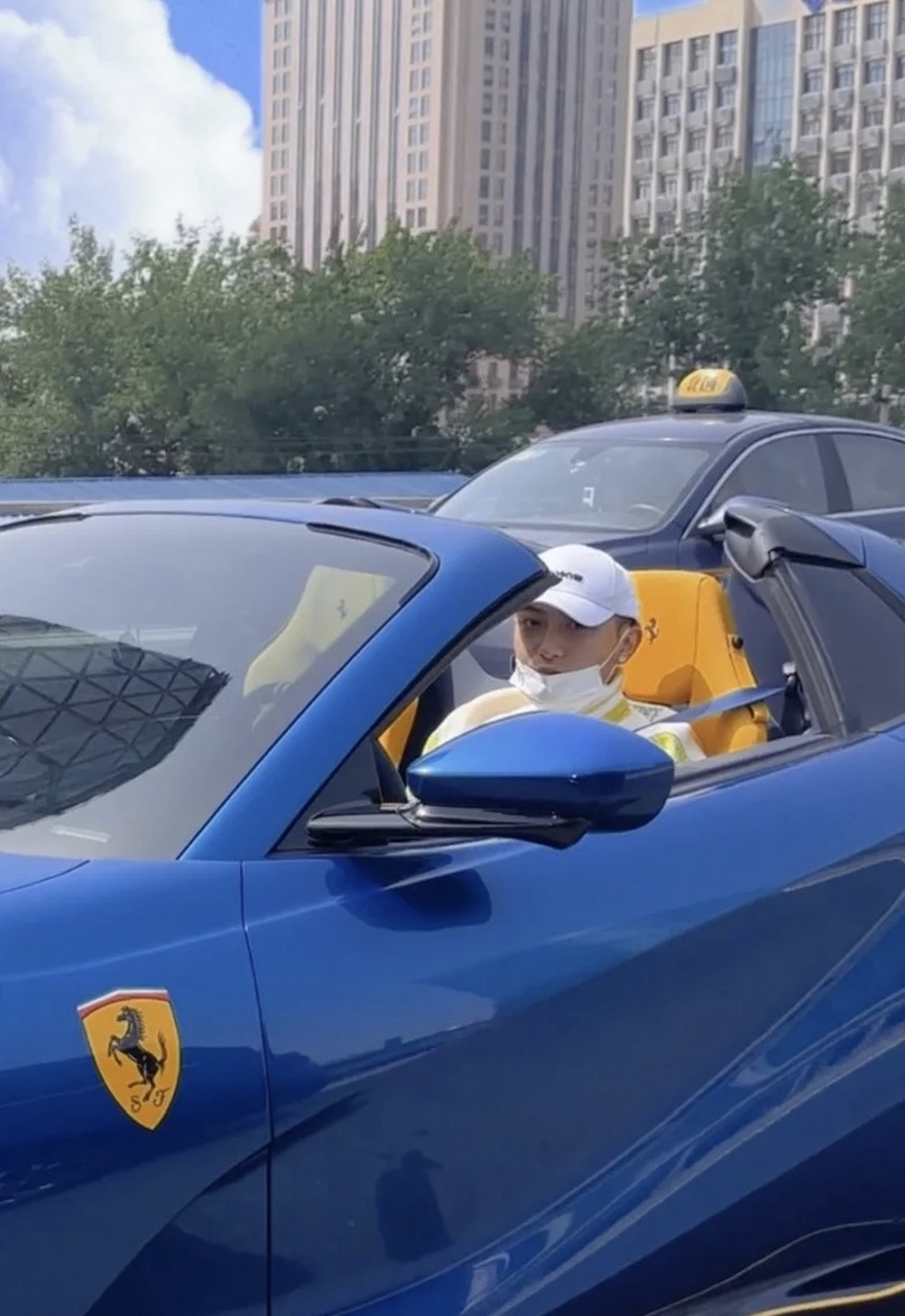 黄子韬生日会生图,蓝色法拉利跑车好拉风,本人也好帅呀!