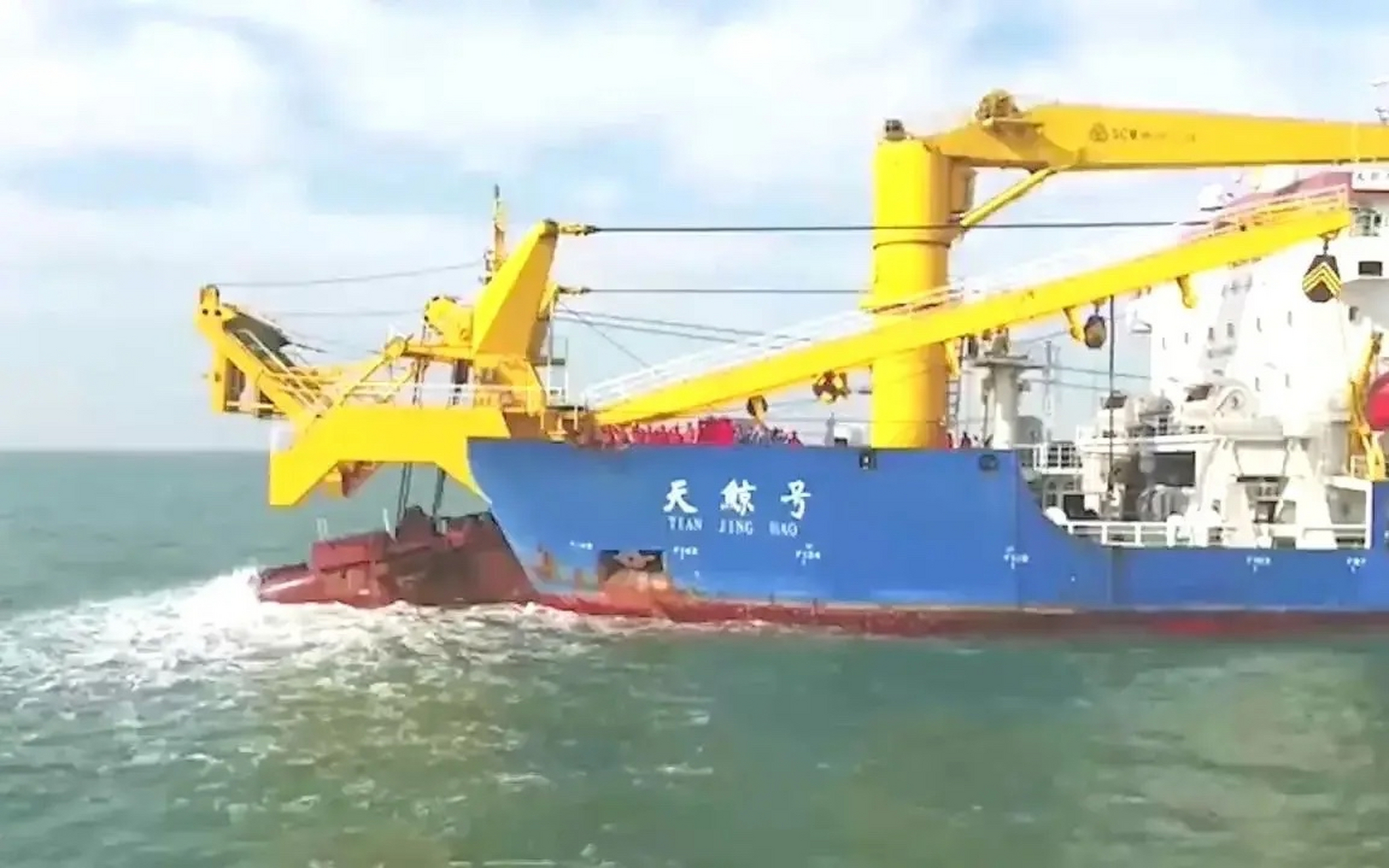 "天鲸"号挖泥船一路南下,目前已经穿过台湾海峡向南海方向驶去!