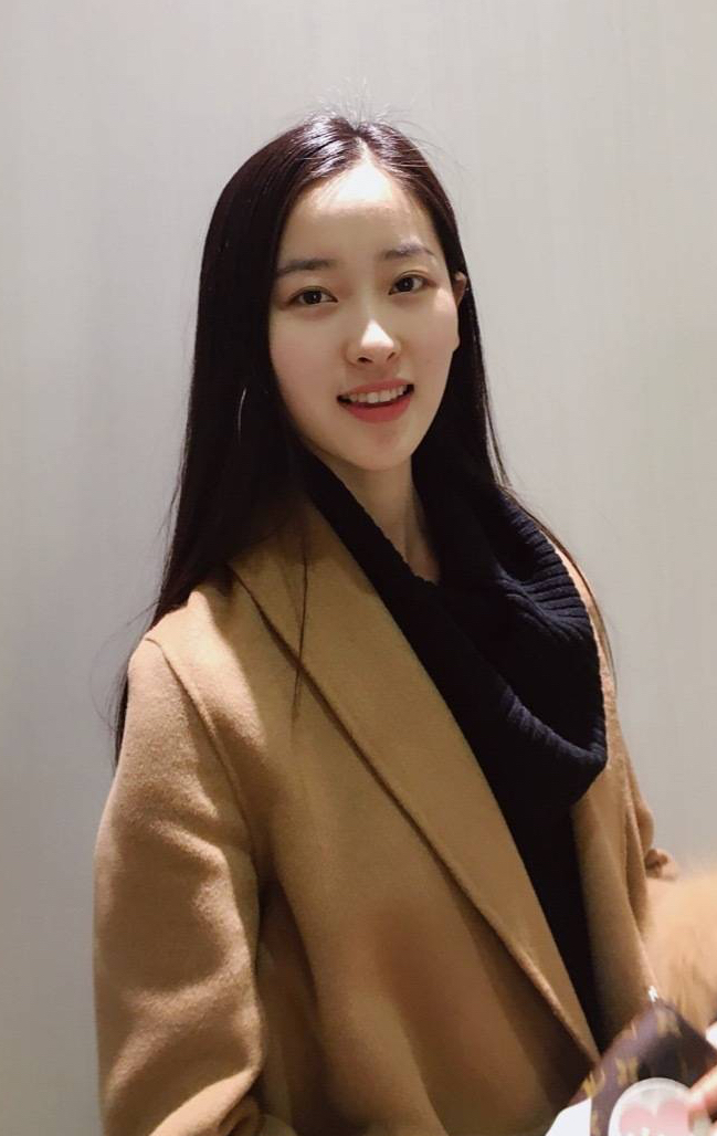 何雨虹:花容月貌,俏丽多姿