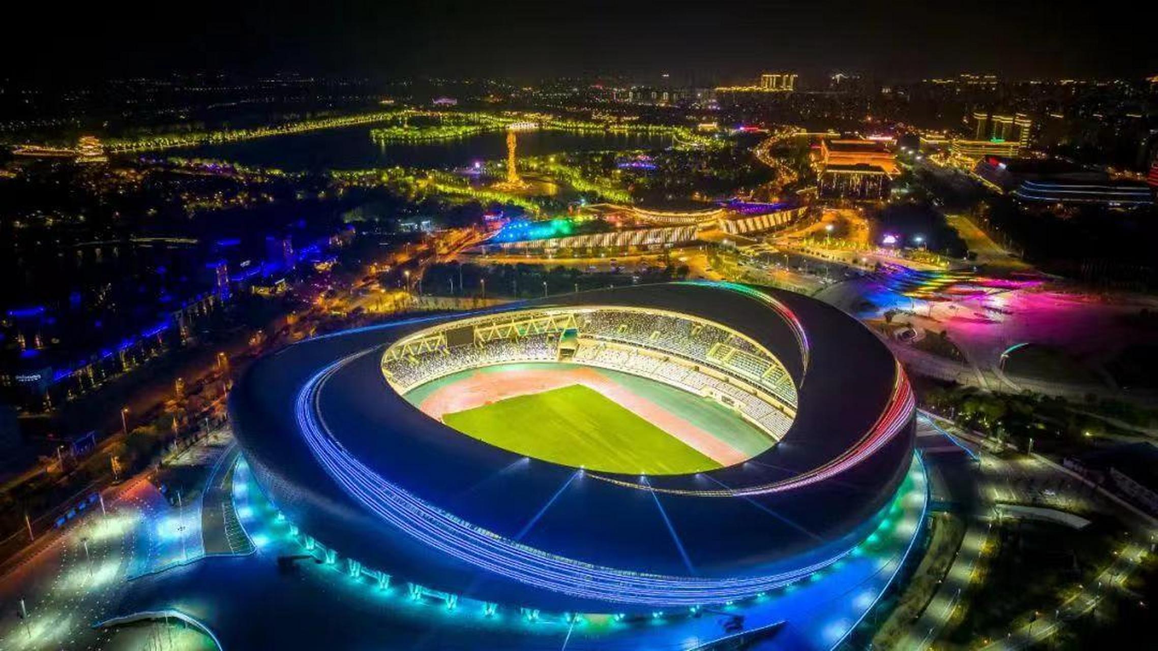 这就是唐山新体育中心,夜色更美!远处是南湖丹凤朝阳广场,大美凤凰城