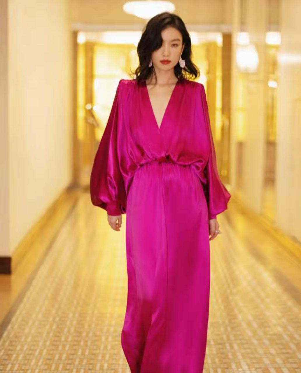 倪妮身穿一袭gucci玫红色深v丝质长袖礼服裙,如同一位贵族女士般高贵