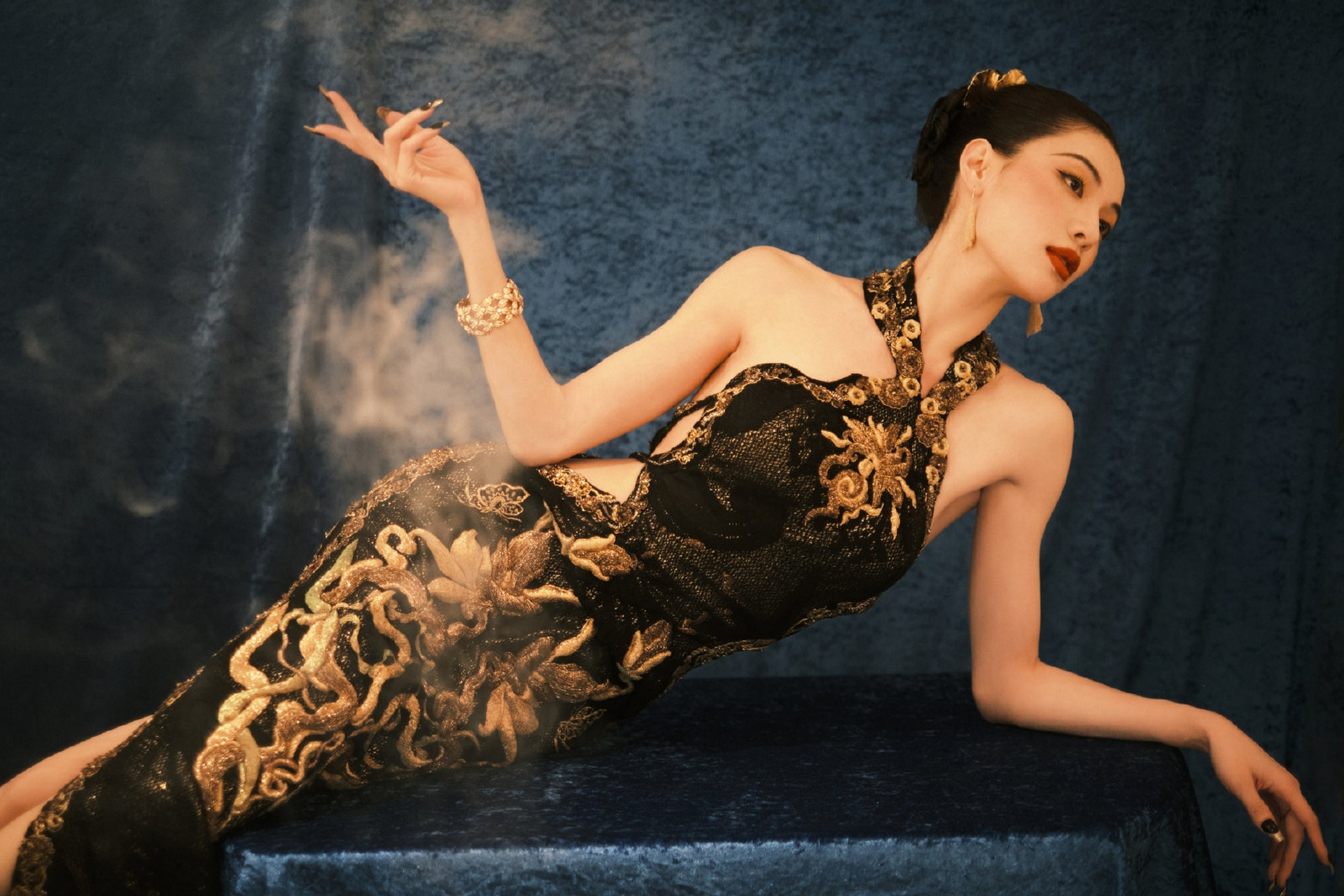 钟楚曦# 一袭挂脖露背复古旗袍,高贵冷艳的容颜,窈窕曼妙的身材,梆