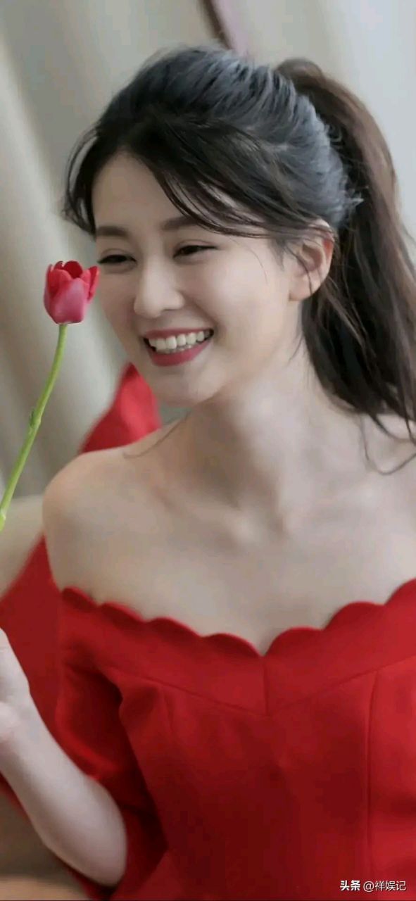 乔欣  好水嫩诱人的乔妹啊  浑身上下白的发光  就是不知道全都这么白