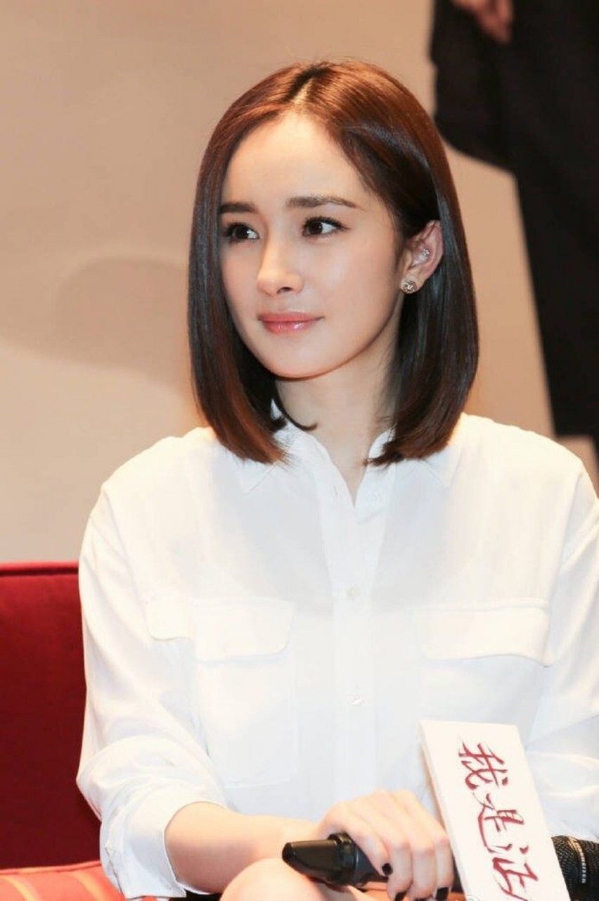 杨幂近日发布自己的蓝色短发造型照片,虽然戴着口罩和帽子,但也不难