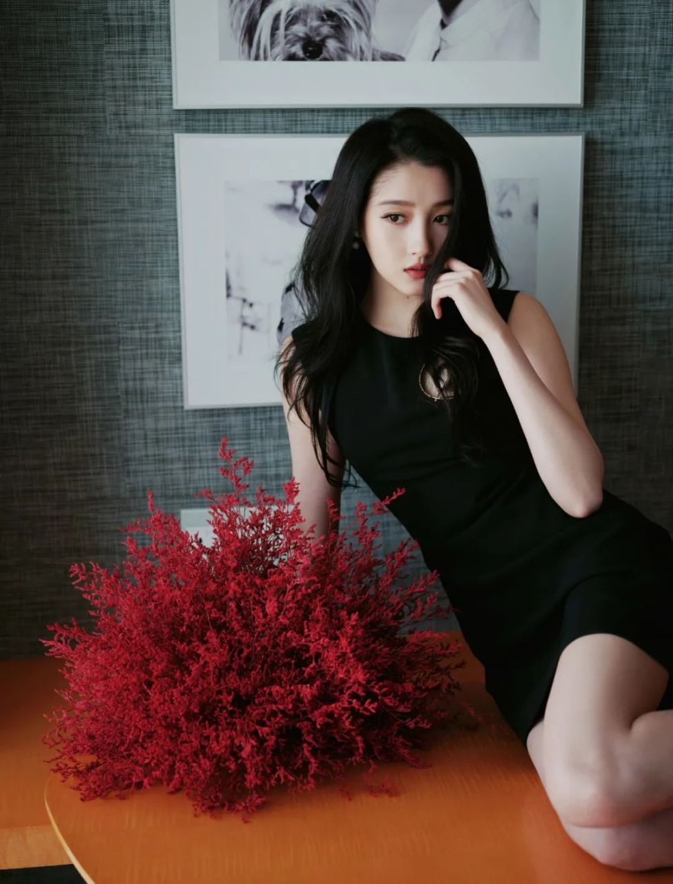 关晓彤身着黑色包臀裙, 身材高挑,修长美腿,气质清冷,满满纯欲感.