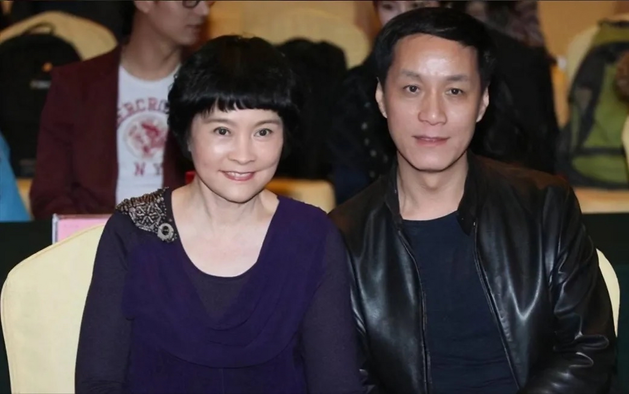 有一天,冯远征带老婆梁丹妮去参加聚会,宴会上,朋友十分无礼地说:"