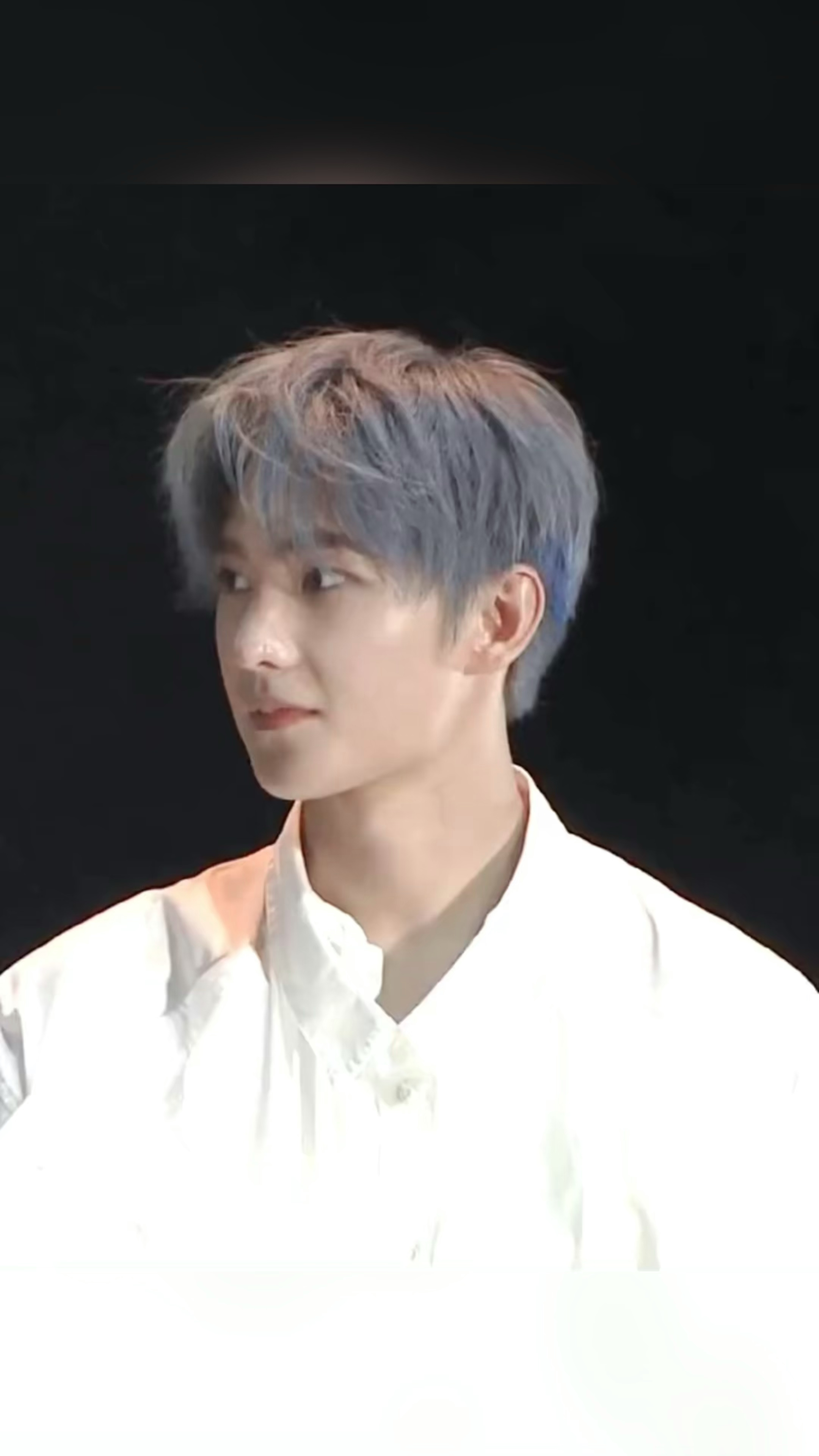 杨洋银发造型帅到了我了不愧是军艺校草帅的无死角