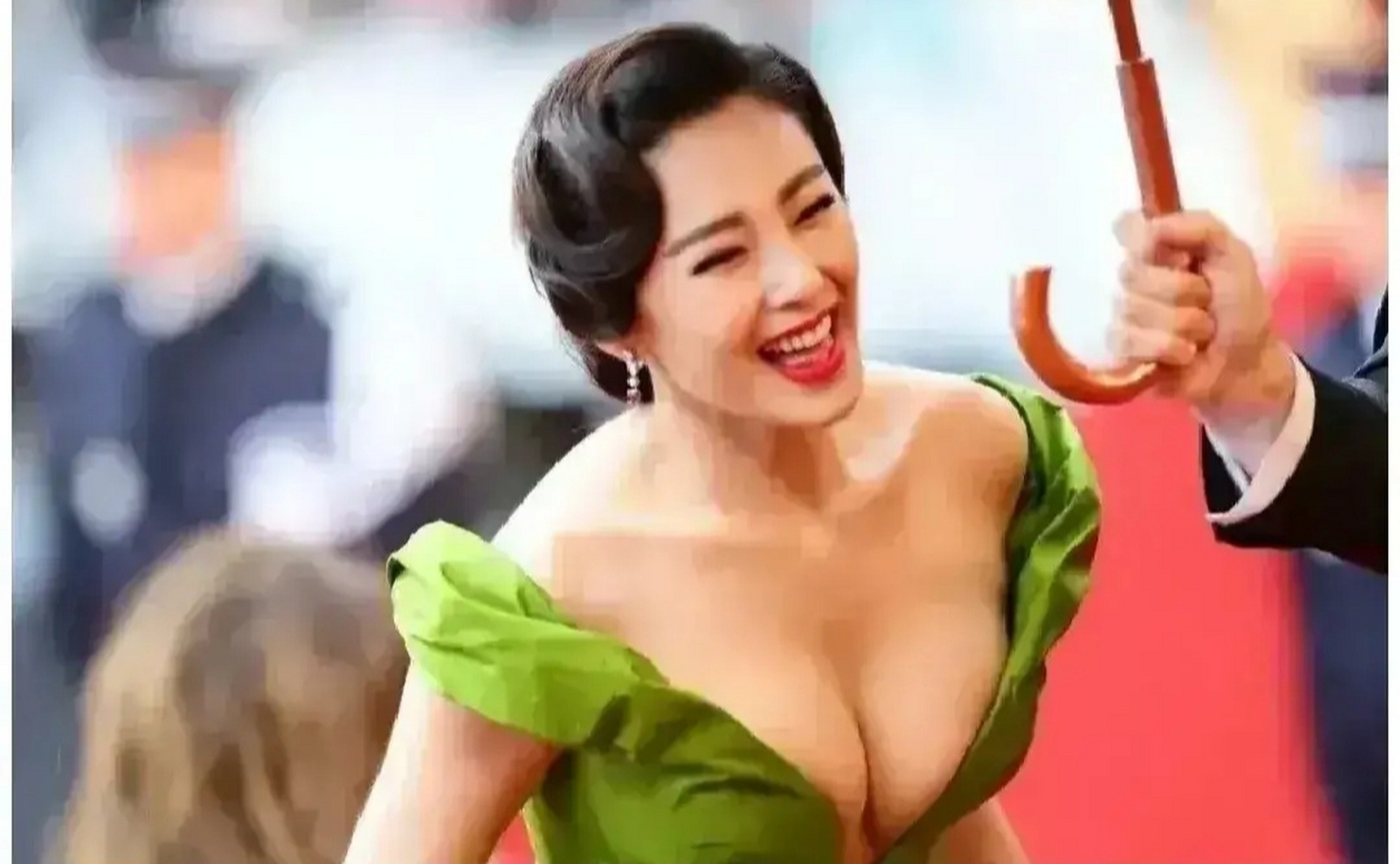 张雨琪霸气侧漏,很有魅力,电影美人鱼里面女强人李若兰感觉就是本尊了