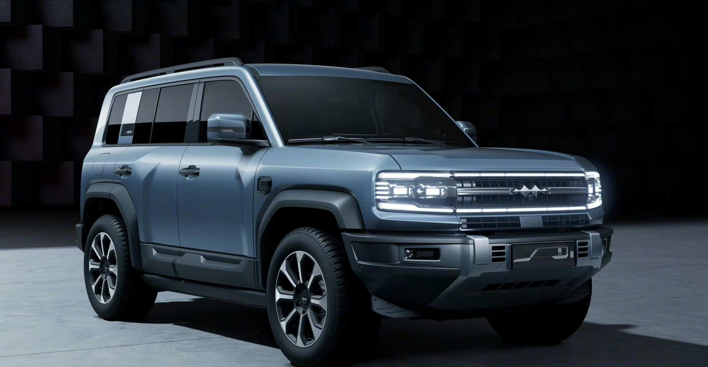 方程豹首款硬派suv"豹5"正式发布,新车对标奔驰g级,采用独树一帜的"豹
