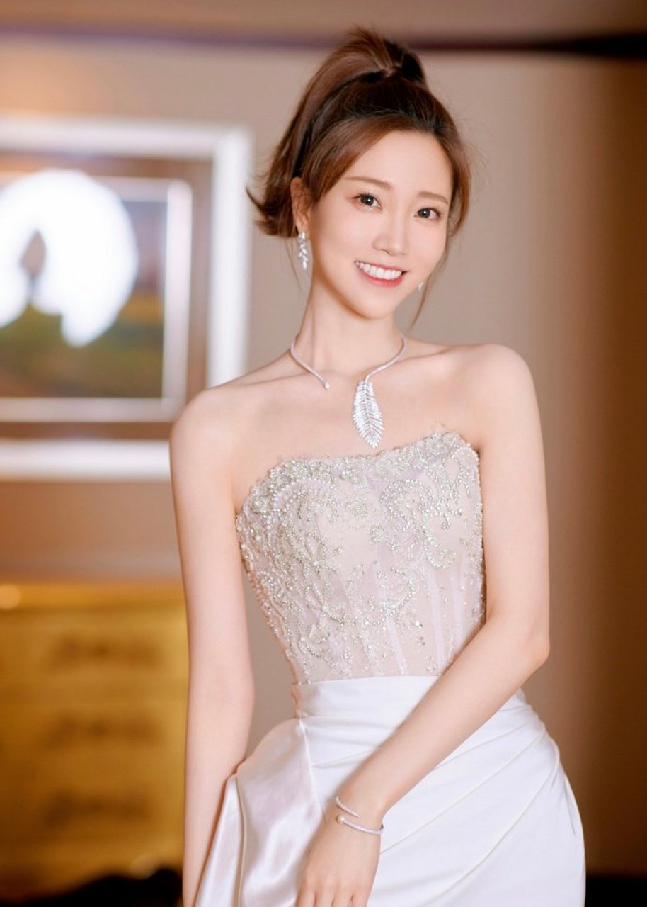 【江苏卫视美腿女神-张纯烨】礼服是女子的优雅之选,白色礼服更是如此