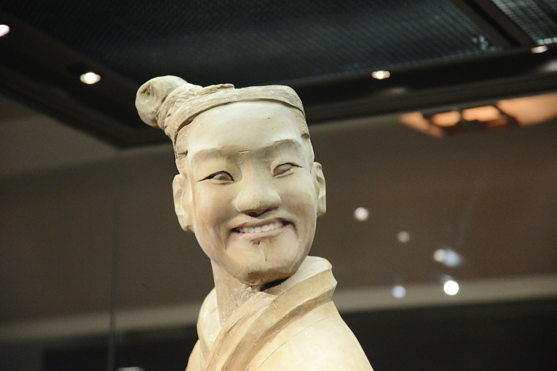 兵马俑各个军容整肃,显得过于严肃了,我们通过ai让他们笑起来,感觉都