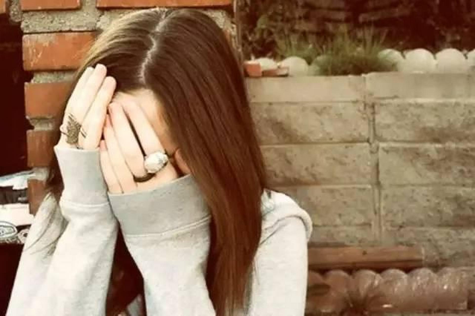 今天切菜不小心把手割了一道口子,血一下子涌出来,我马上用纸巾按住