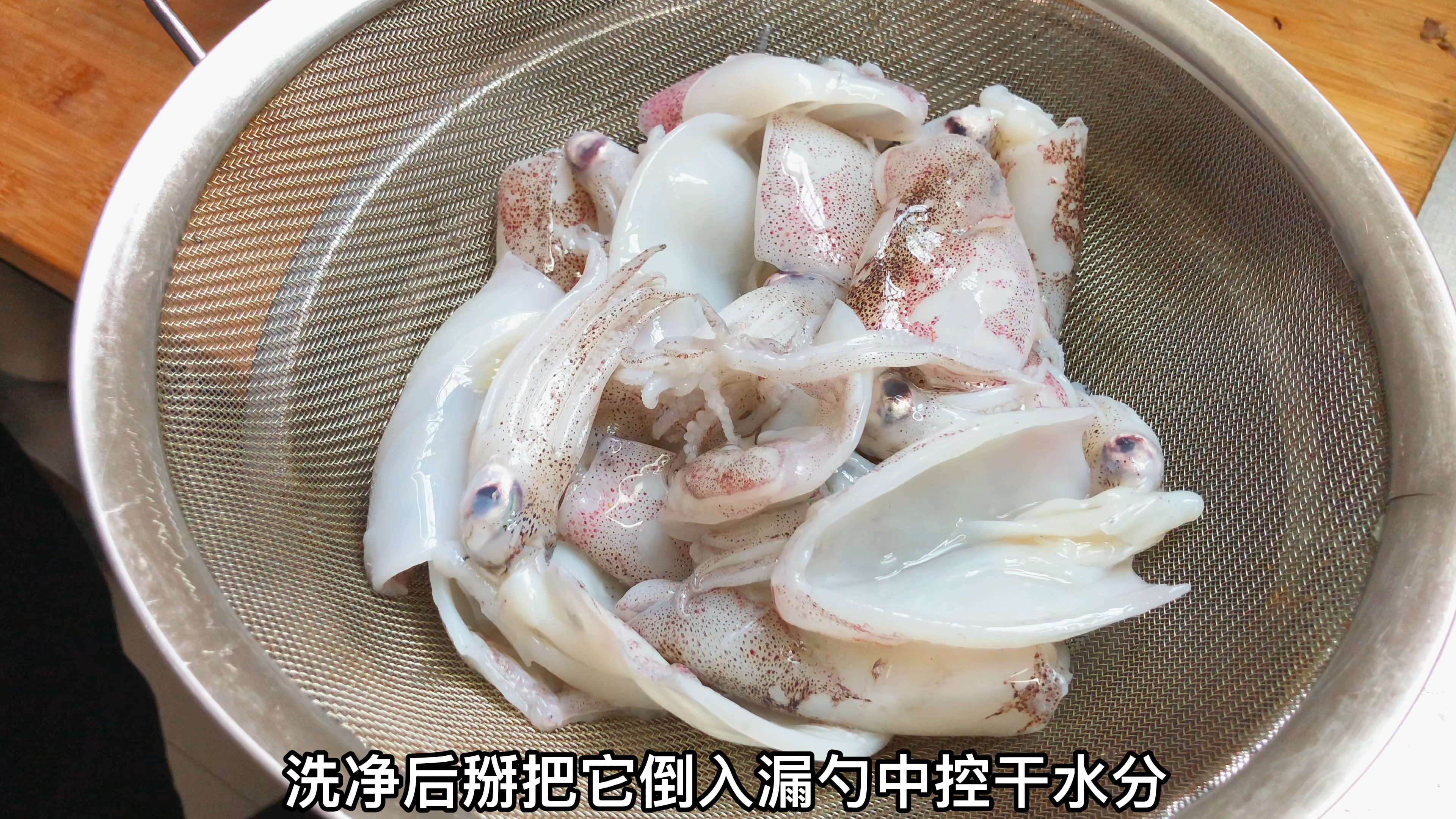 朋友送了一斤小鱿鱼,今天分享姜葱炒鱿鱼做法,鲜香不出水