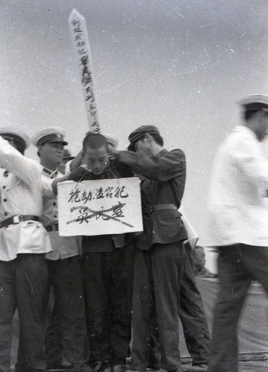 上世纪70年代的公审大会.一名吴姓抢劫盗窃犯被判处死刑立即执行.